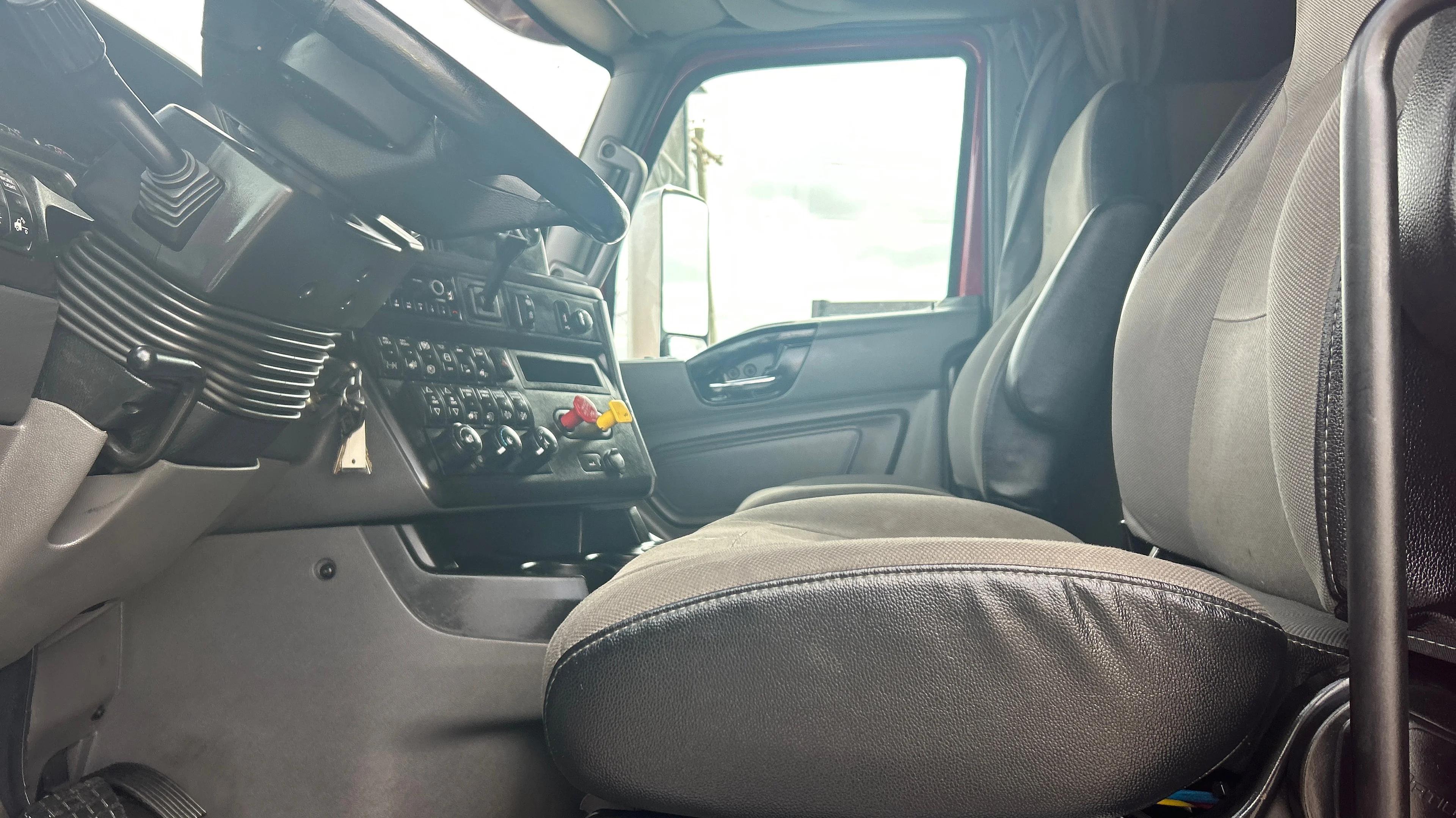 2023 Freightliner Cascadia in Kansas City, MO — photo 20