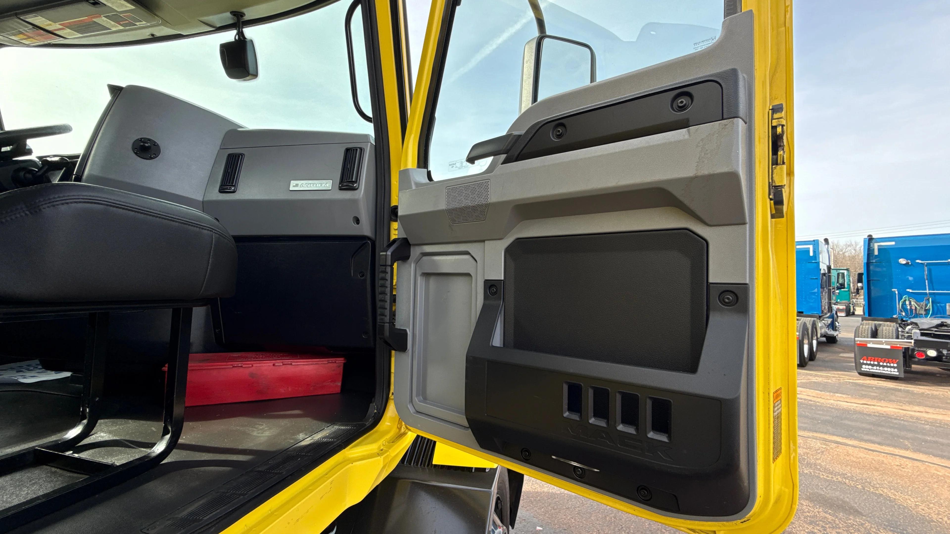2023 Freightliner Cascadia in Kansas City, MO — photo 12