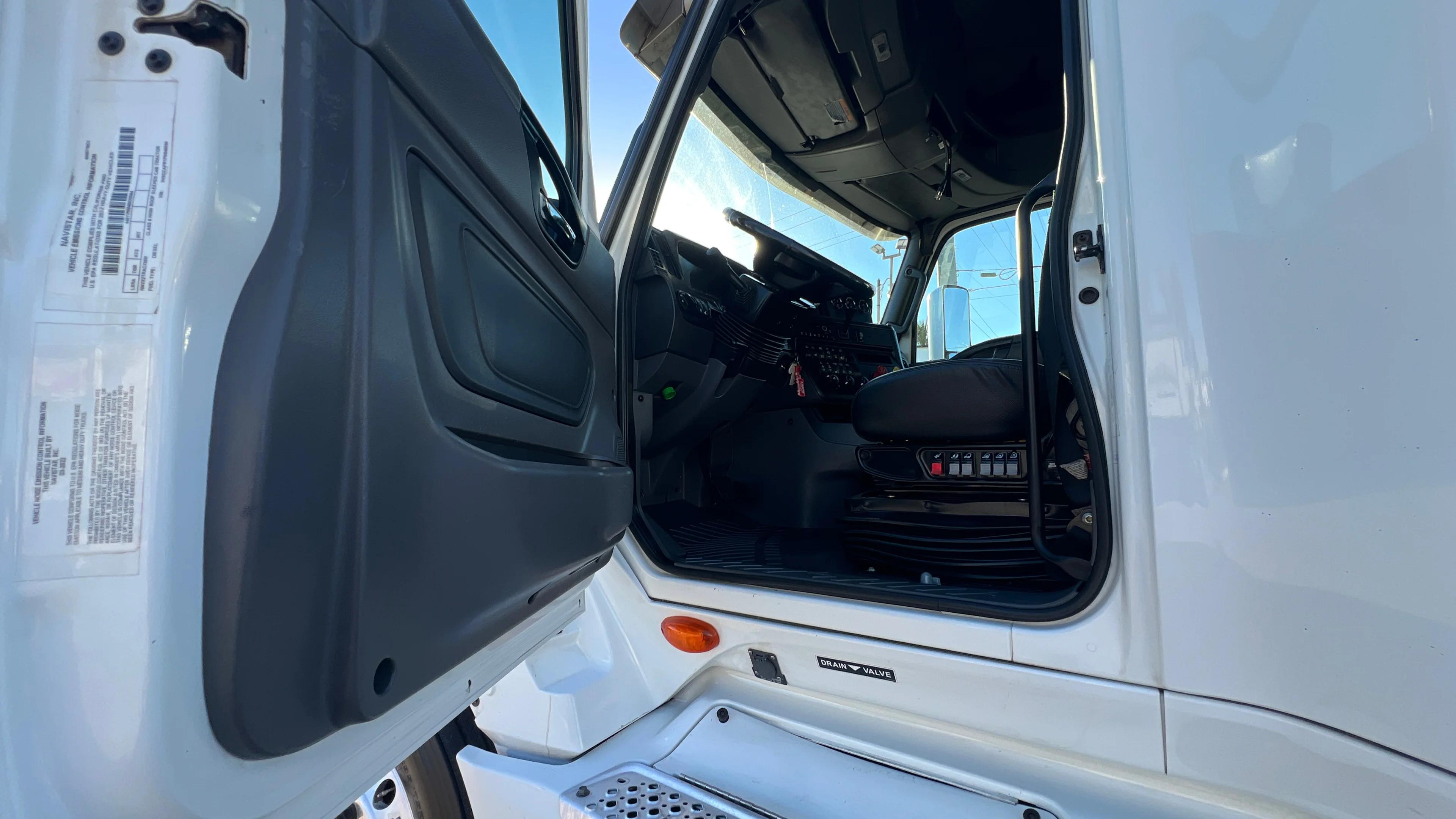 2023 Freightliner Cascadia in Kansas City, MO — photo 38
