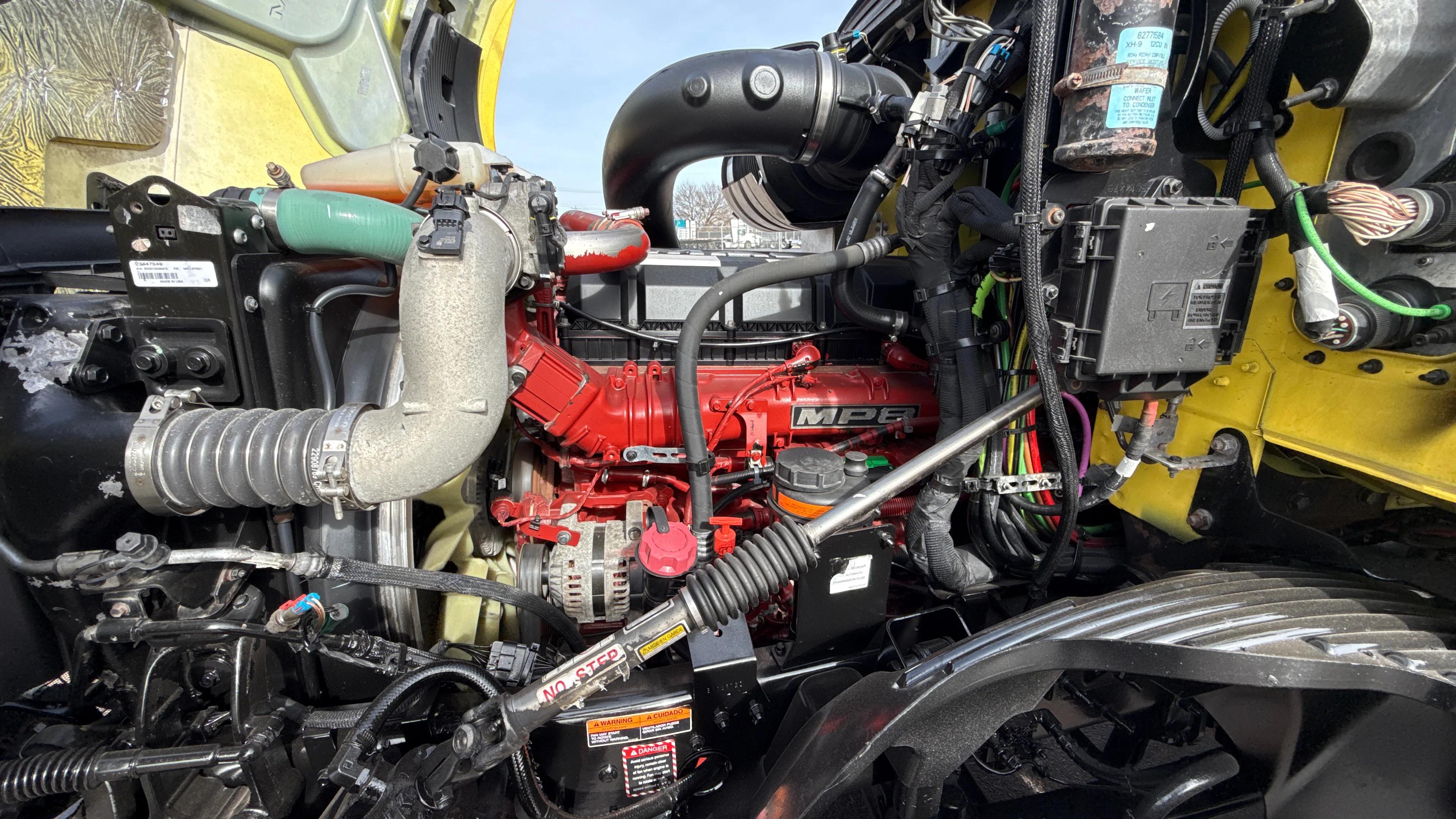 2023 Freightliner Cascadia in Kansas City, MO — photo 3