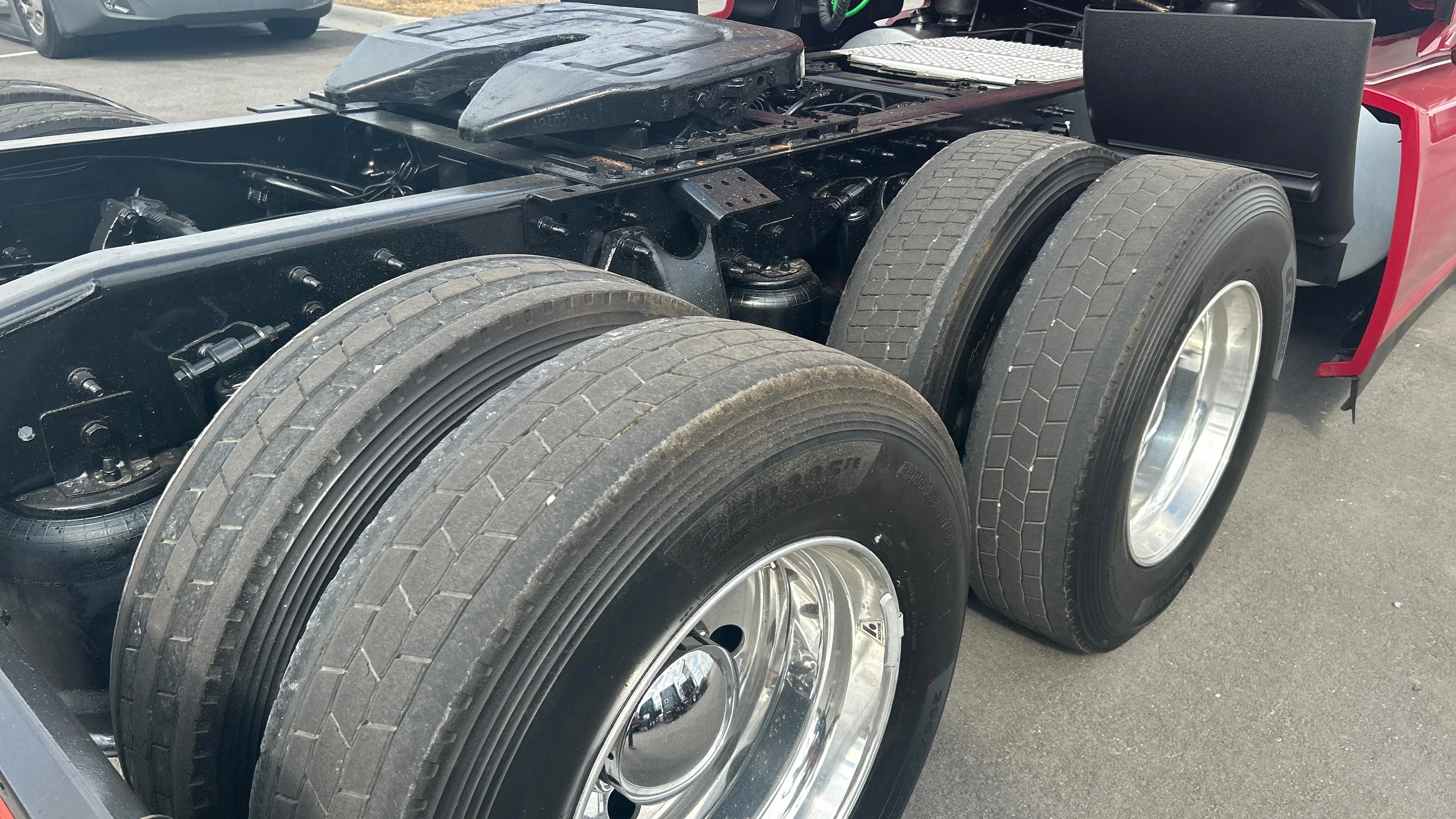 2023 Freightliner Cascadia in Kansas City, MO — photo 24