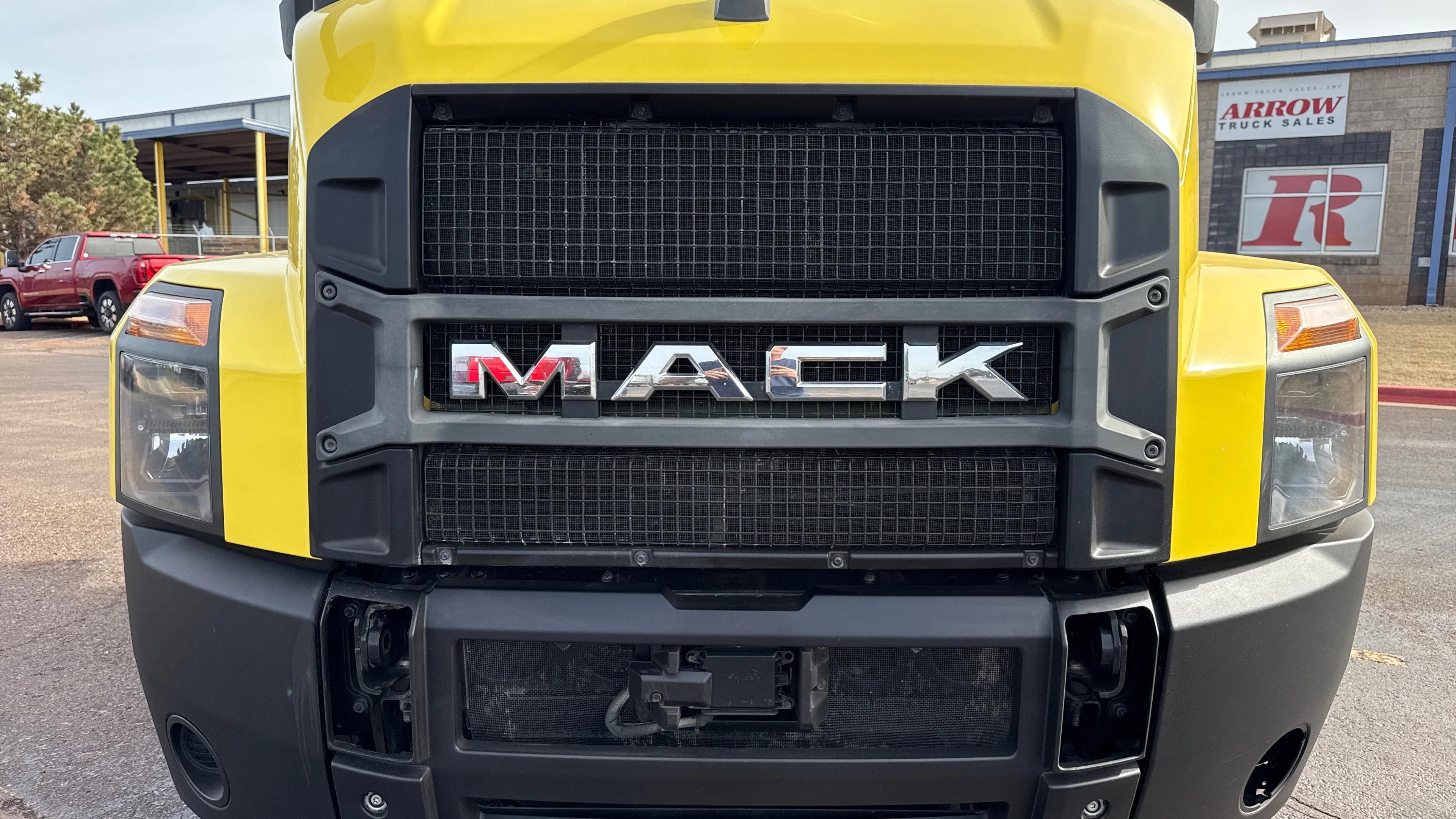 2023 Freightliner Cascadia in Kansas City, MO — photo 15
