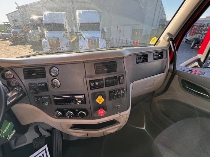 2020 Peterbilt 579 in Los Angeles, CA — photo 17