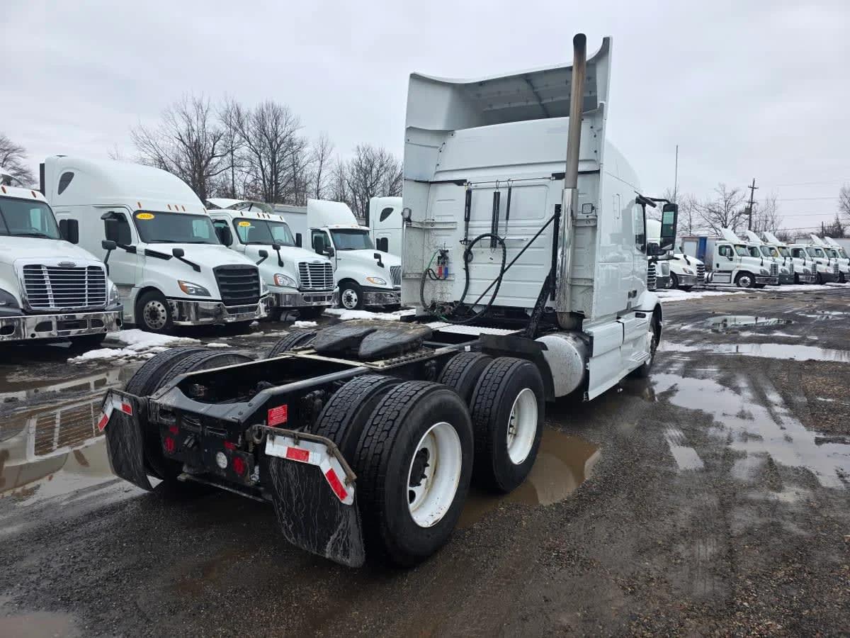 2020 Volvo VNR 640 in Bensalem, PA — photo 4