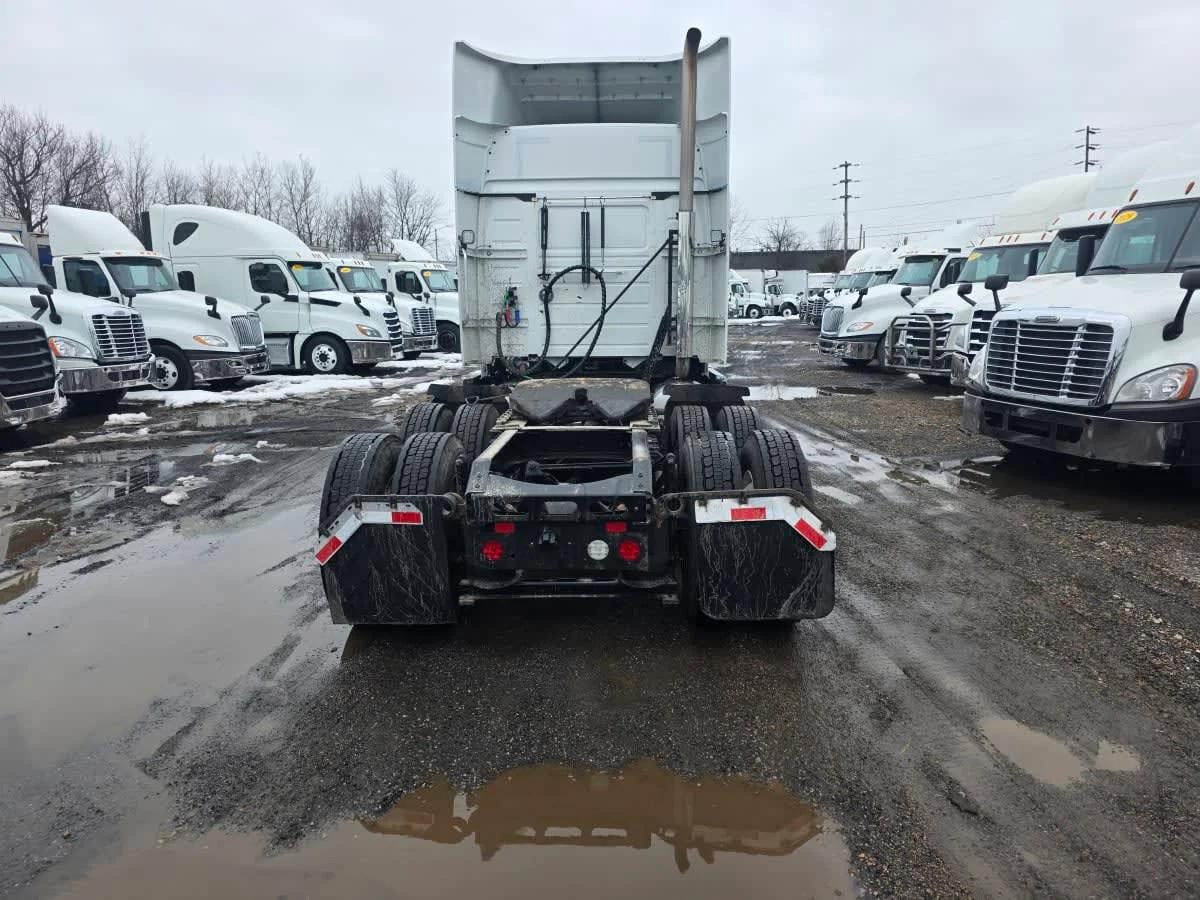 2020 Volvo VNR 640 in Bensalem, PA — photo 5