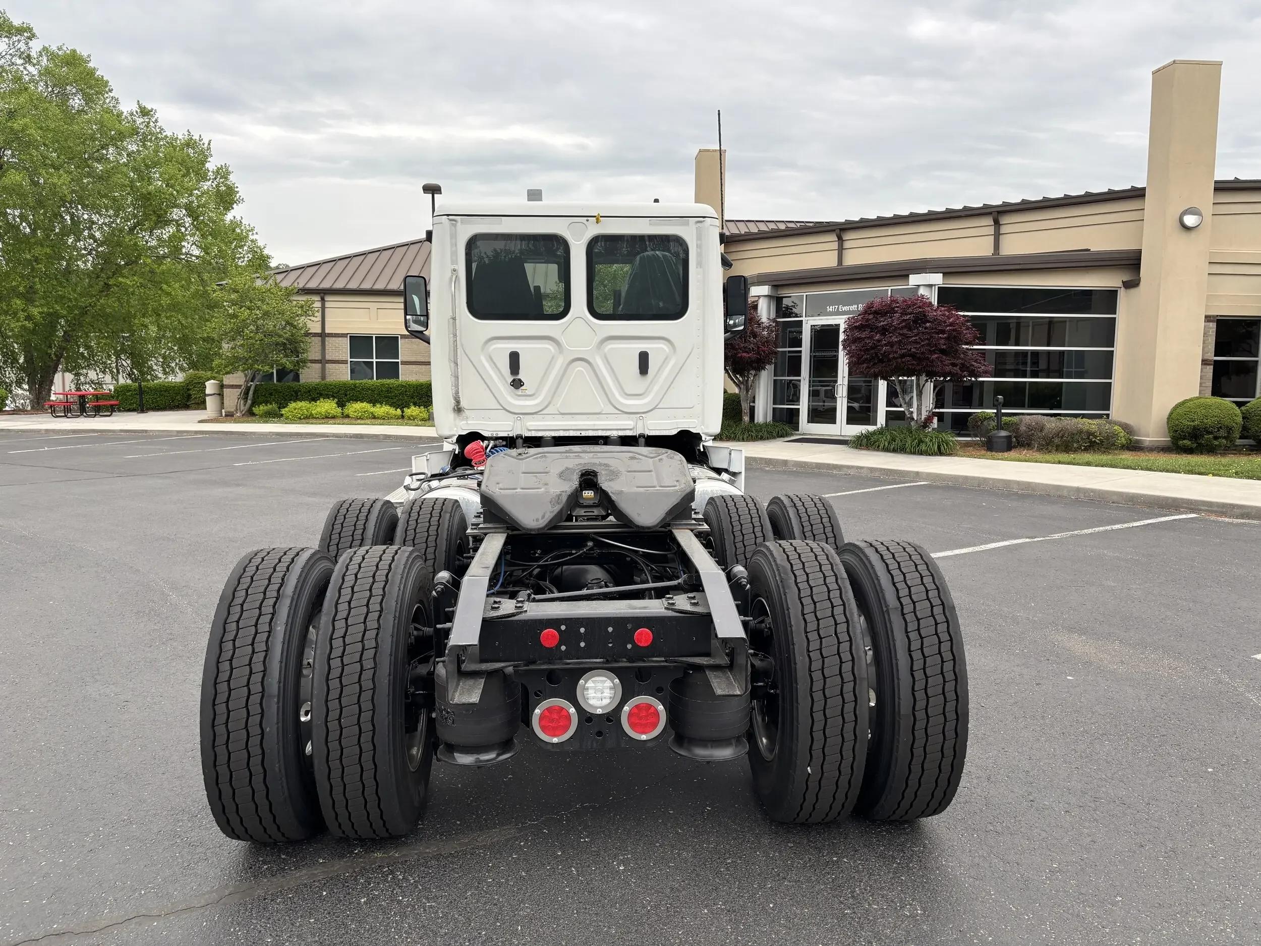 2026 Freightliner Cascadia in Knoxville, TN — photo 4