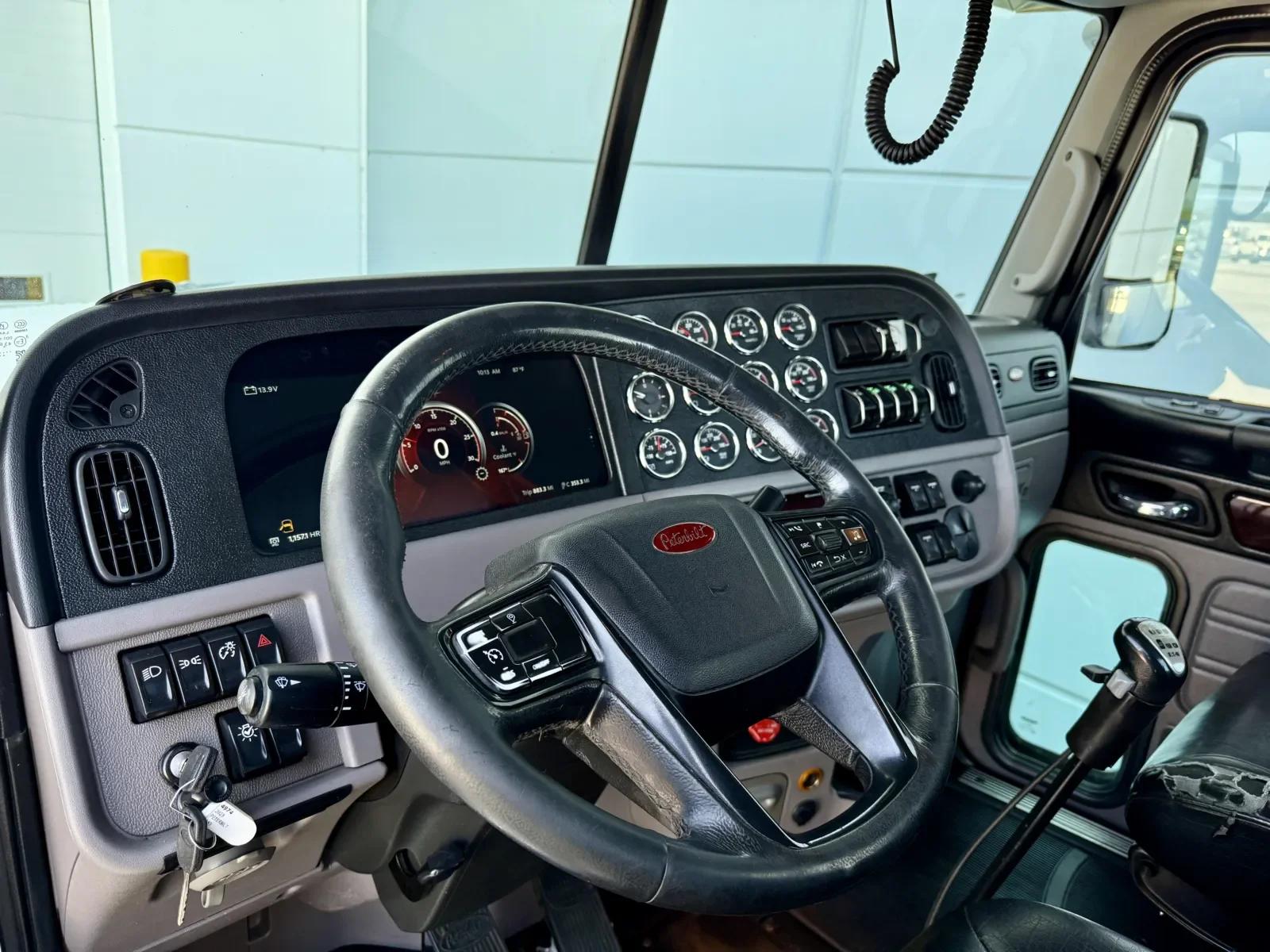 2023 Peterbilt 389 in New Lenox, IL — photo 15