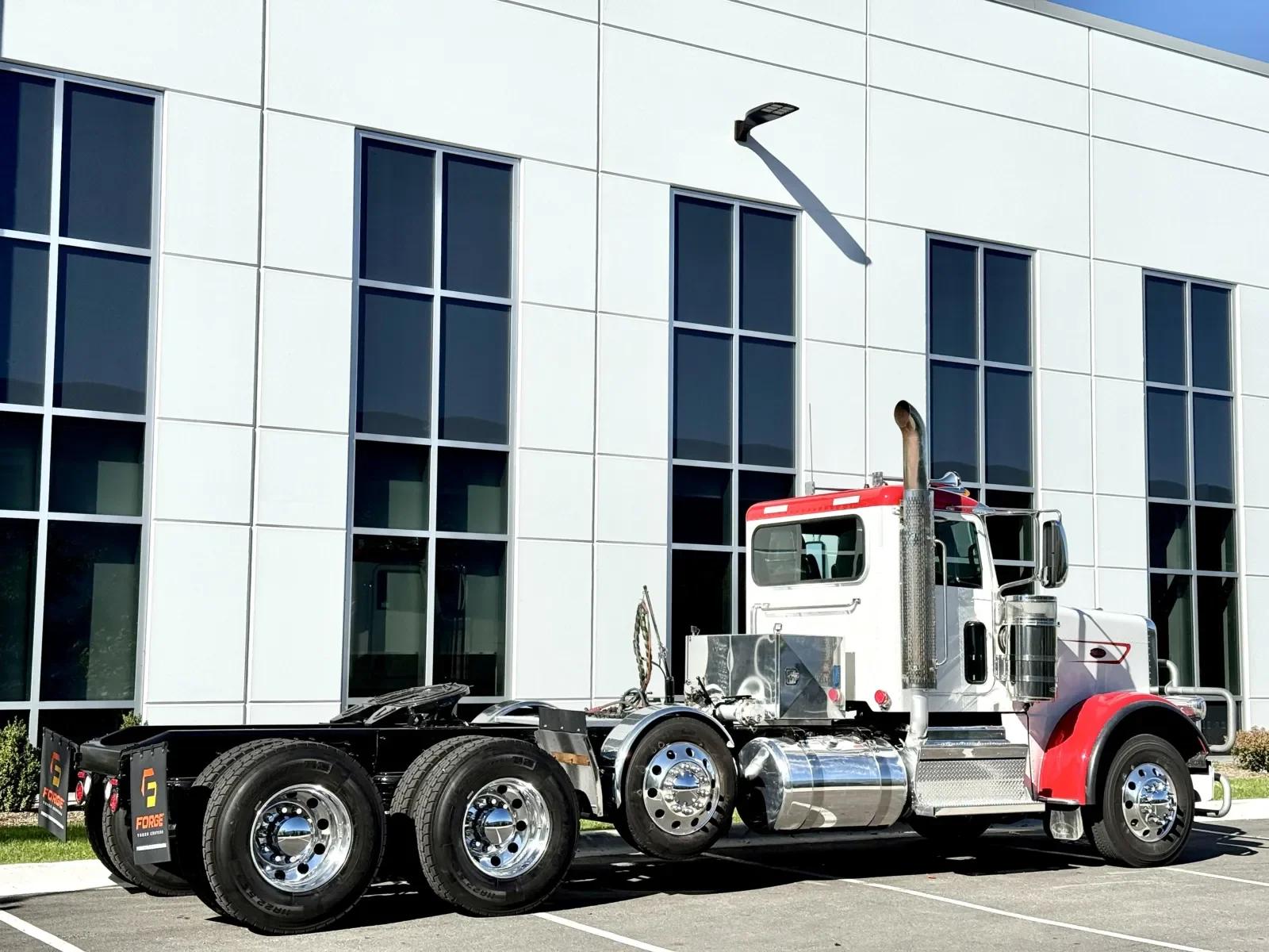 2023 Peterbilt 389 in New Lenox, IL — photo 5