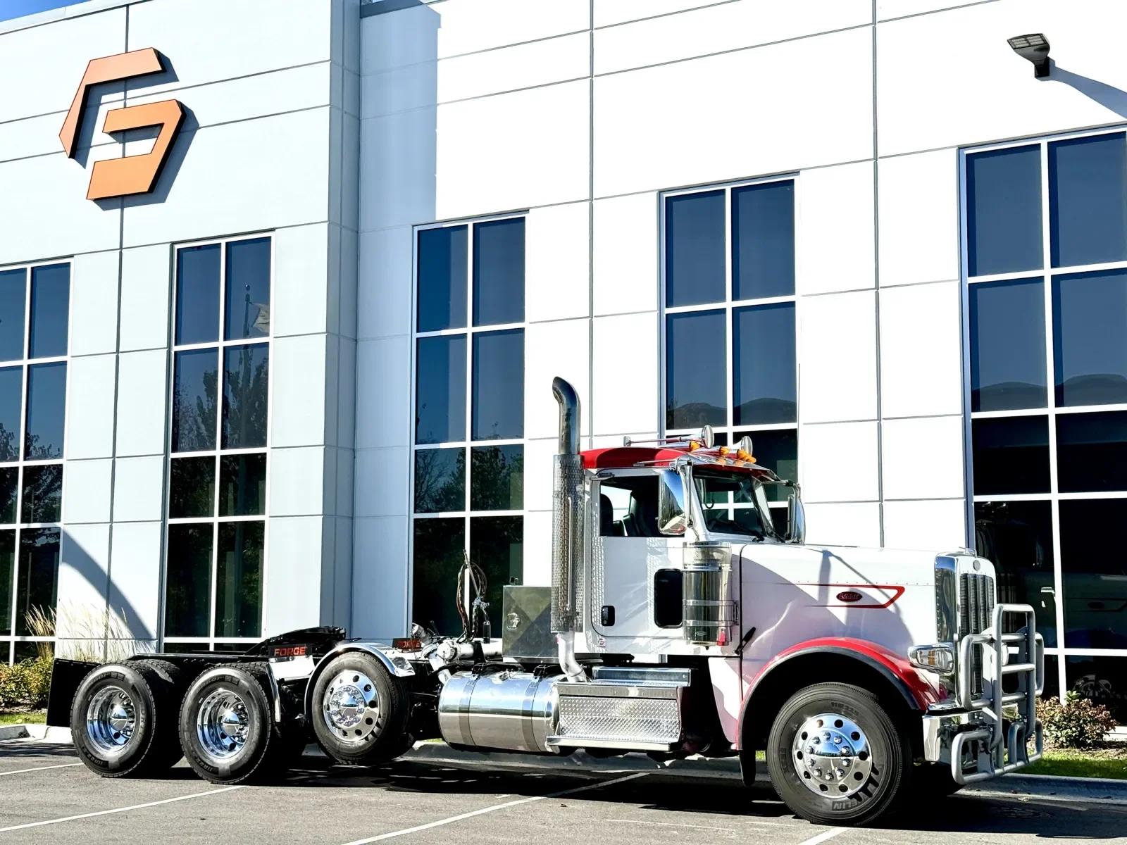 2023 Peterbilt 389 in New Lenox, IL — photo 2