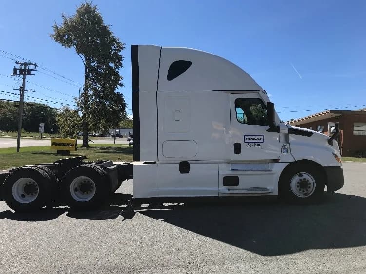 2022 Freightliner Cascadia in Londonderry, NH — photo 8