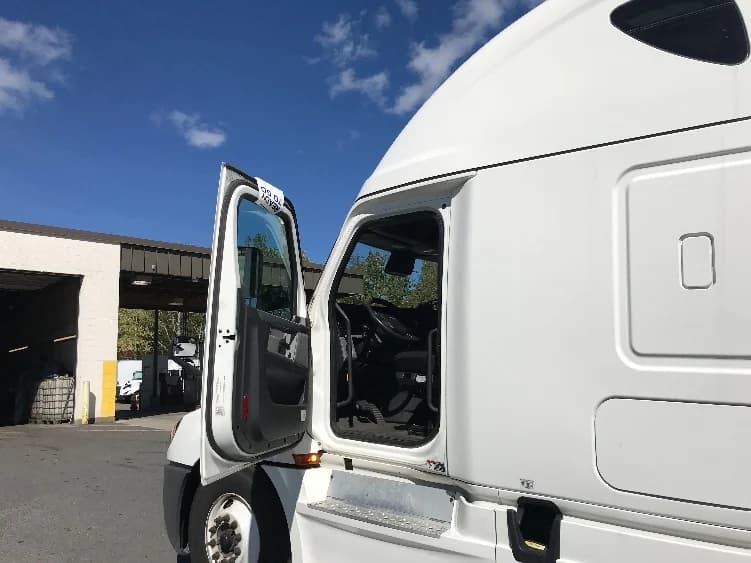 2022 Freightliner Cascadia in Londonderry, NH — photo 9