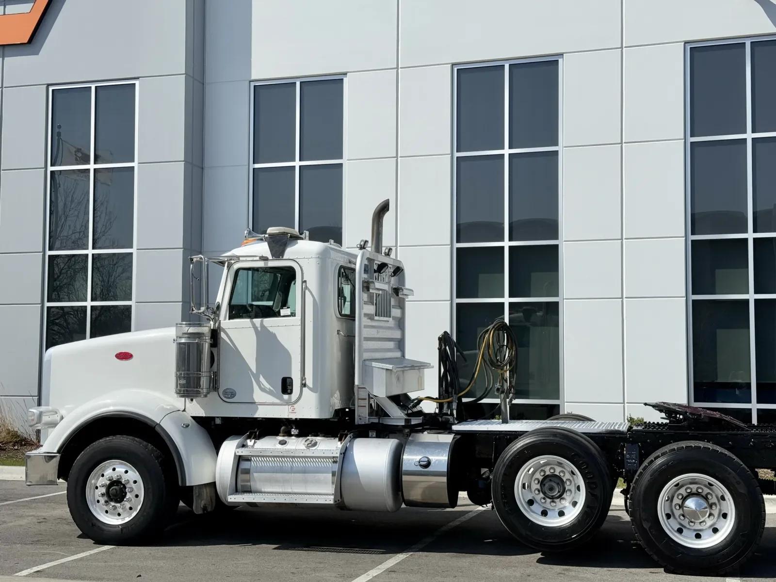 2015 Peterbilt 367 in New Lenox, IL — photo 8