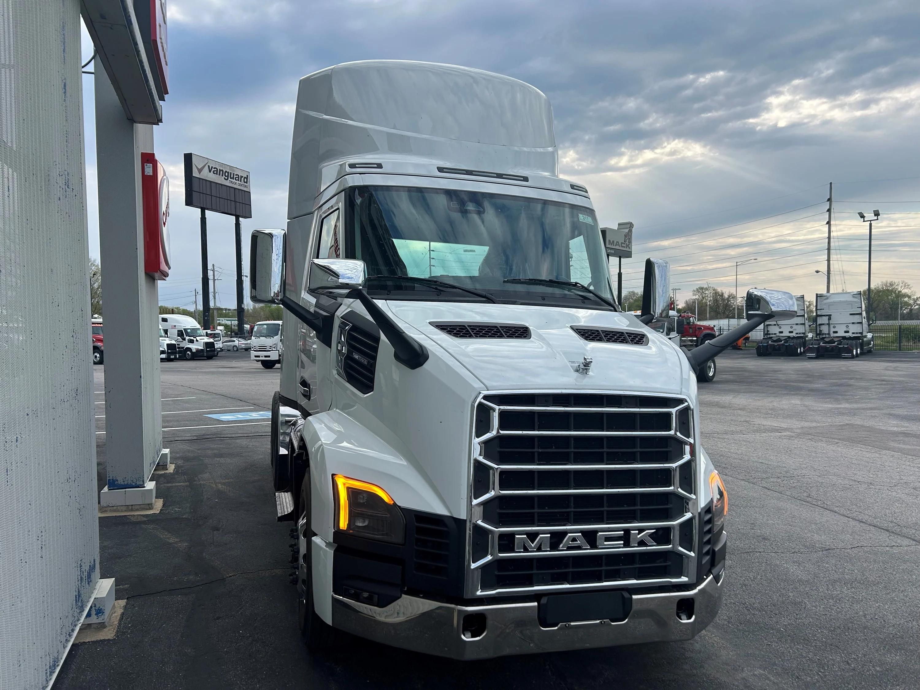 2027 Mack Anthem in CAHOKIA, IL — photo 3