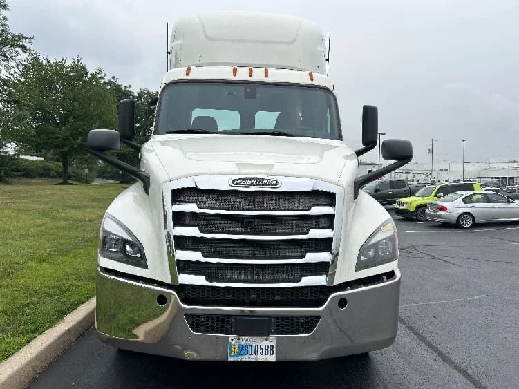 2019 Freightliner Cascadia in Allentown, PA — photo 2