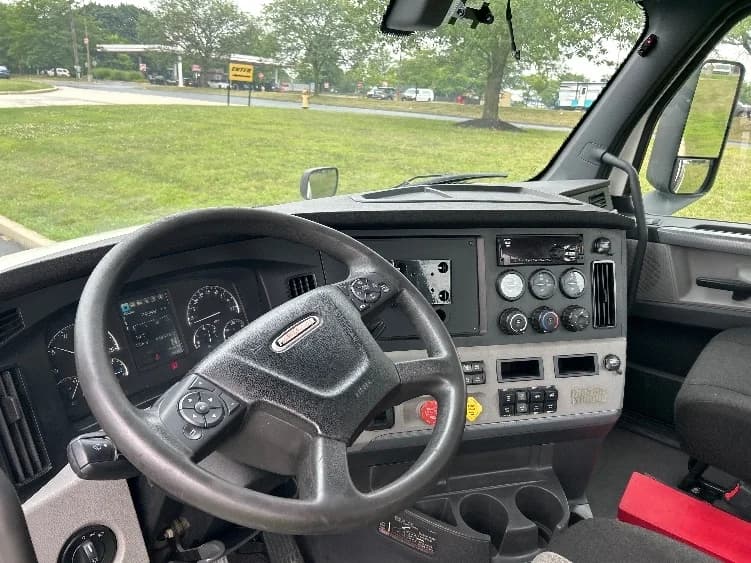 2019 Freightliner Cascadia in Allentown, PA — photo 10