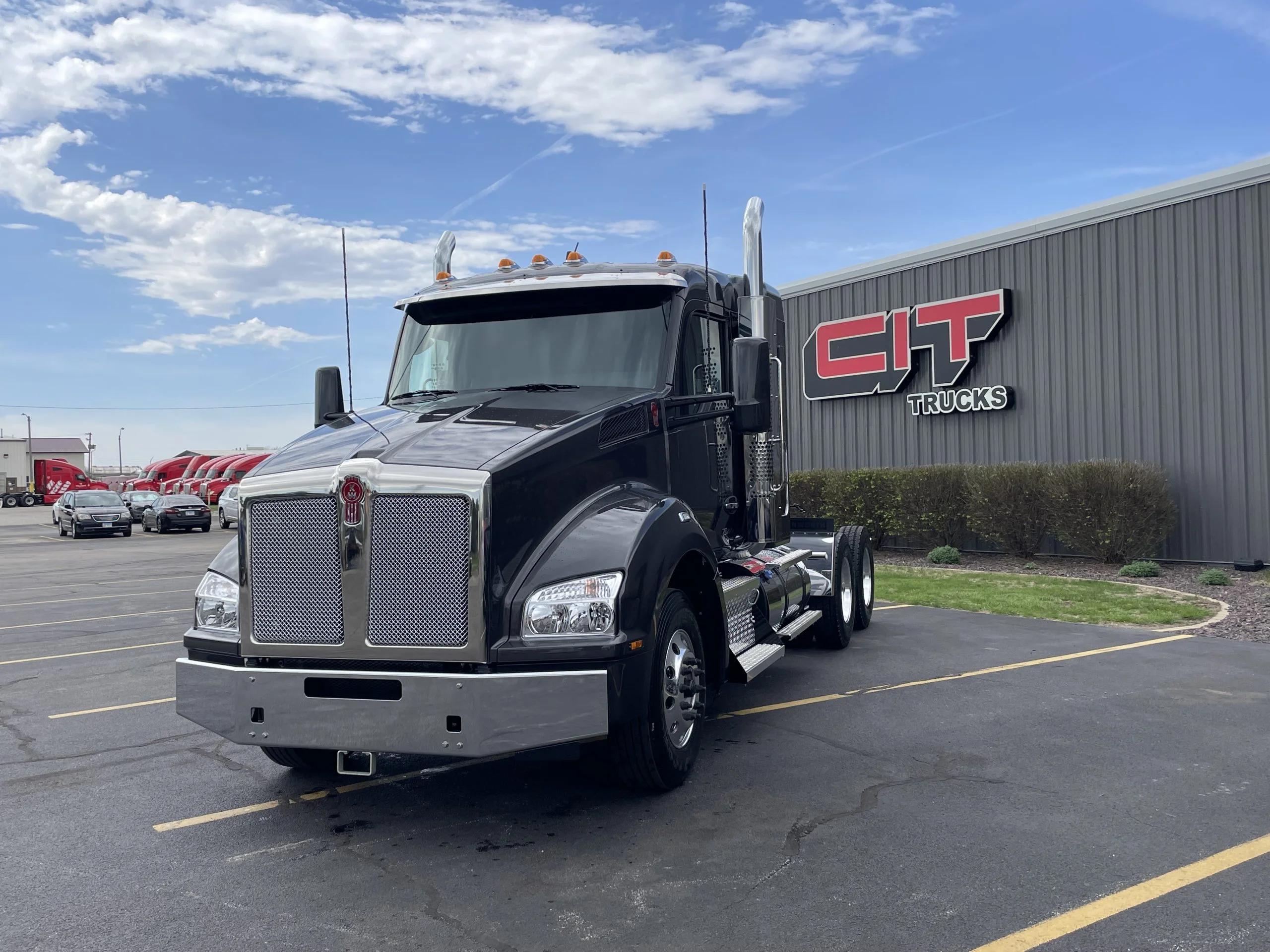 2027 Kenworth T880