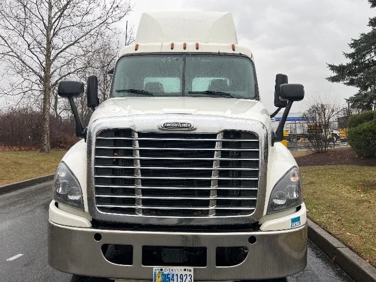 2019 Freightliner Cascadia in Montgomery, NY — photo 2