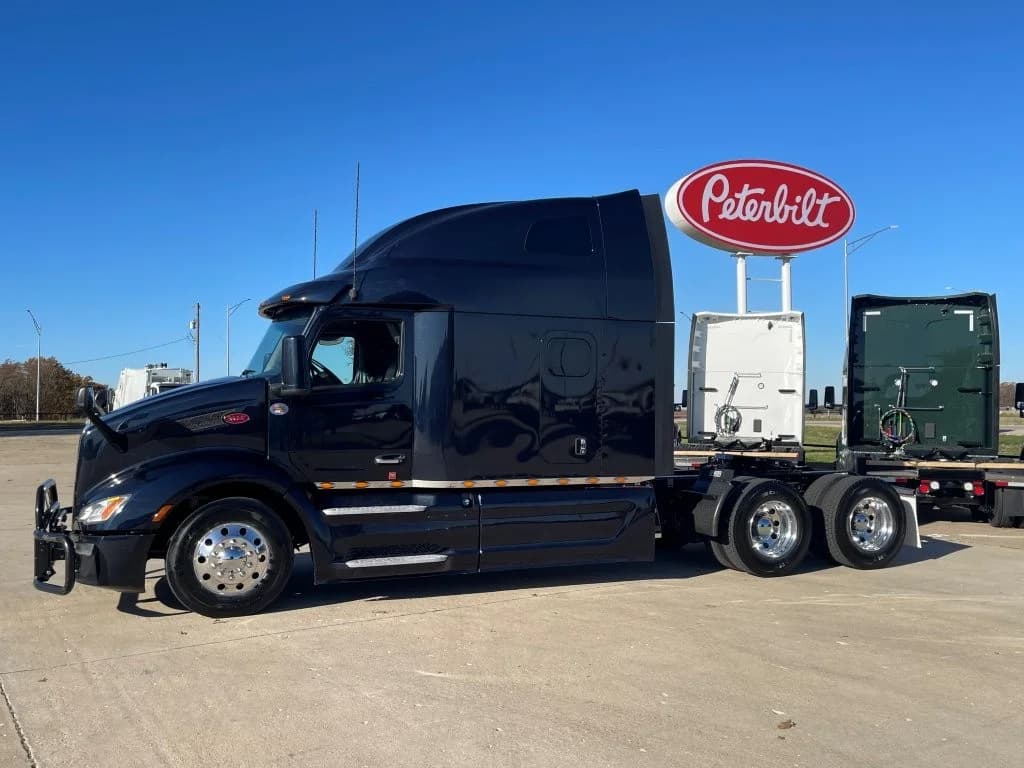 2023 Peterbilt 579 in O'Fallon, MO — photo 2