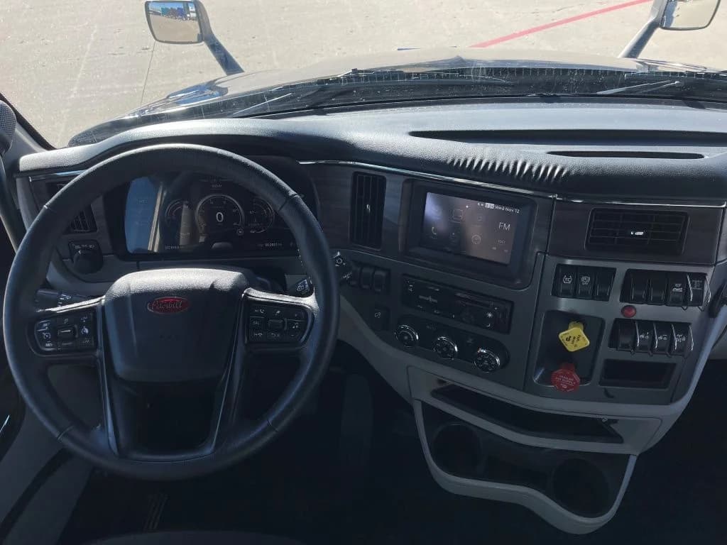 2023 Peterbilt 579 in O'Fallon, MO — photo 12
