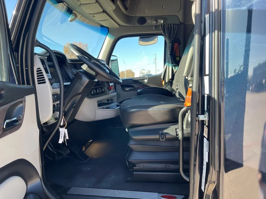 2023 Peterbilt 579 in O'Fallon, MO — photo 10