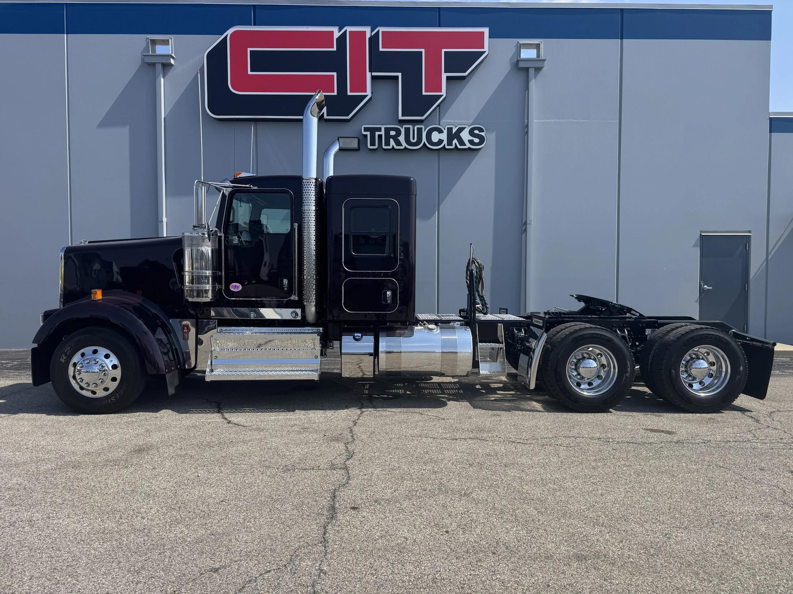 2027 Kenworth W900 in Champaign, IL — photo 6