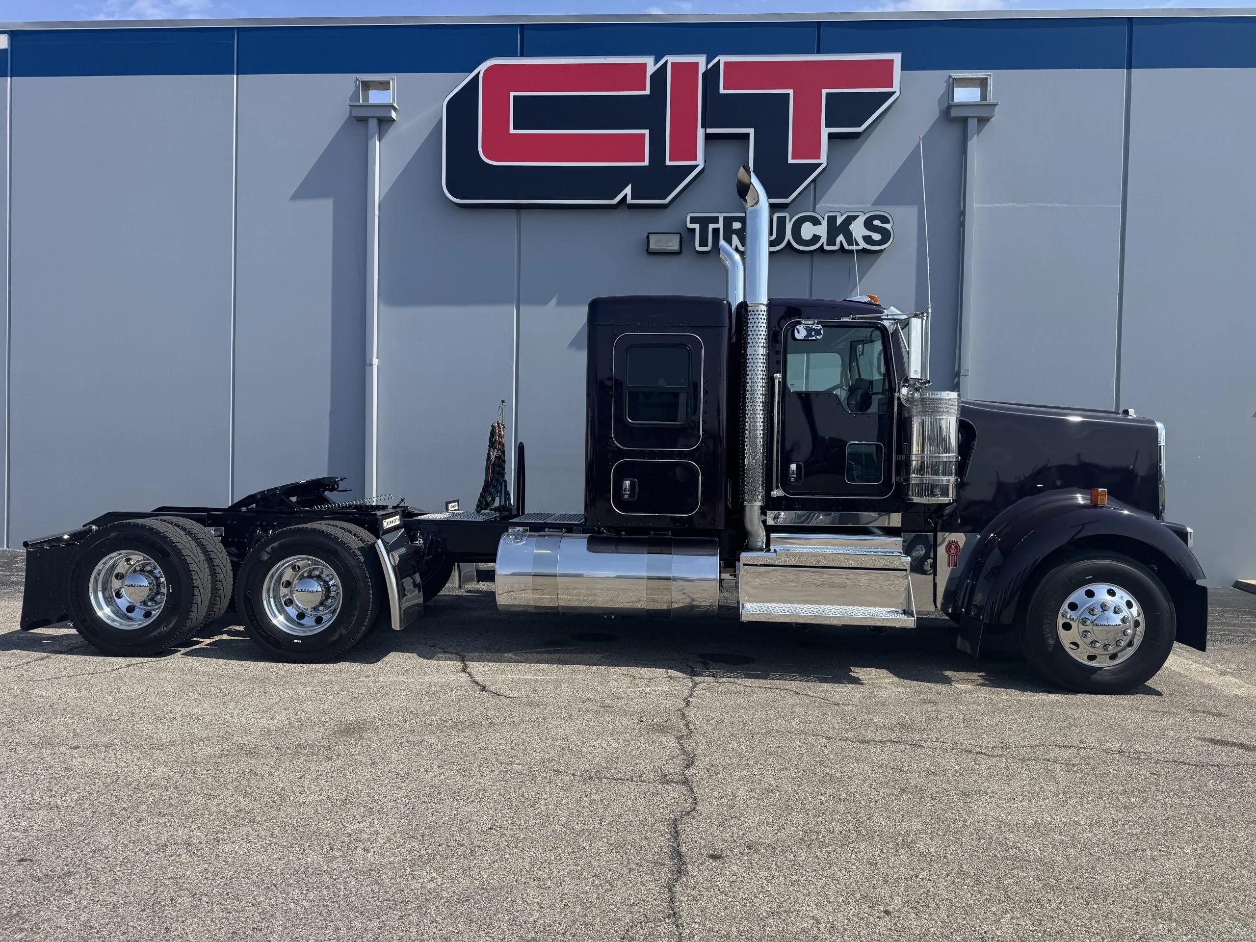 2027 Kenworth W900 in Champaign, IL — photo 4