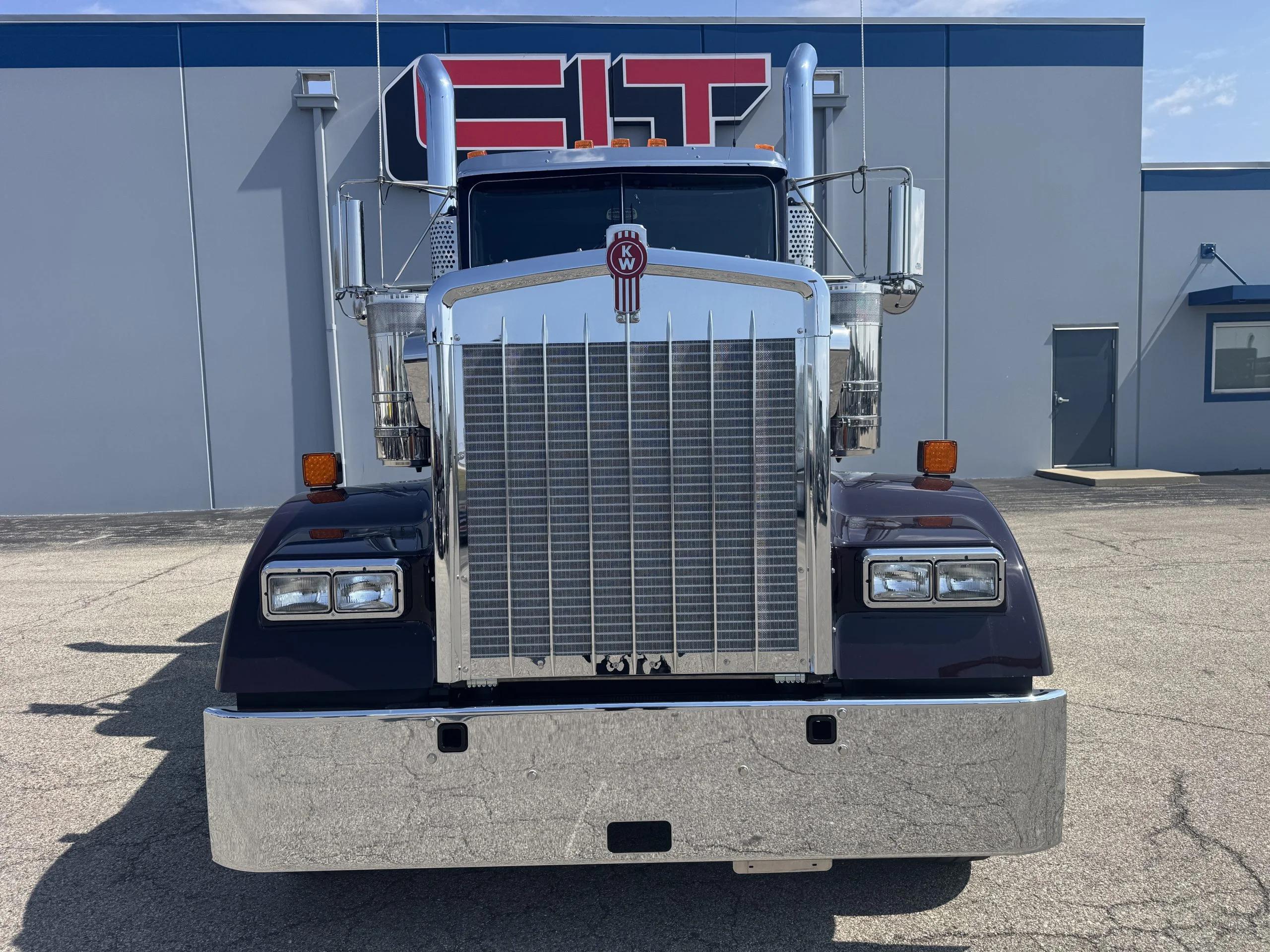 2027 Kenworth W900 in Champaign, IL — photo 2