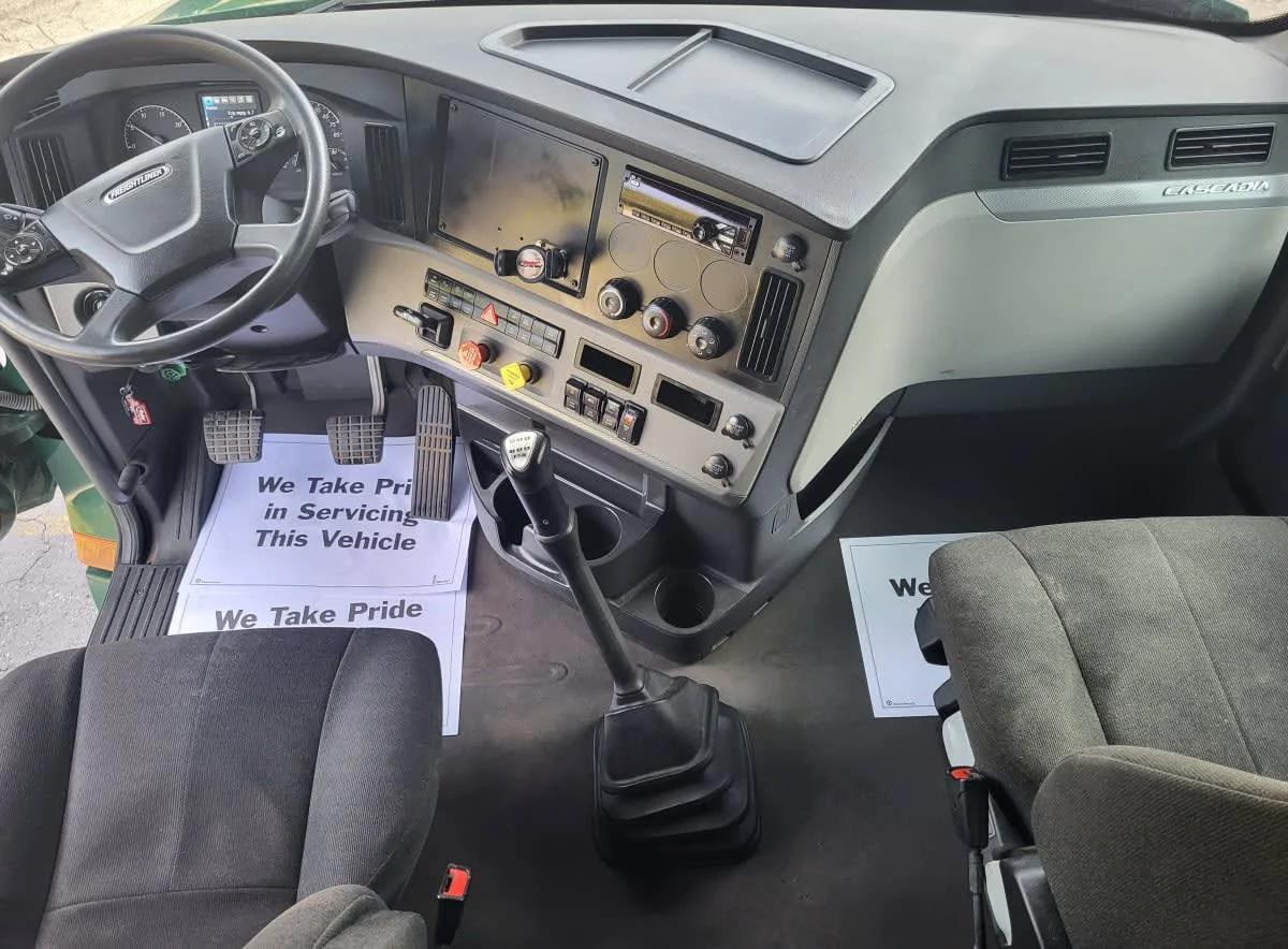 2020 Freightliner Cascadia in Jacksonville, FL — photo 11