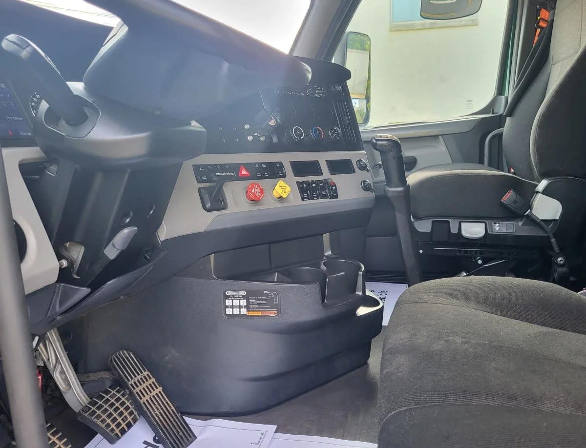 2020 Freightliner Cascadia in Jacksonville, FL — photo 10