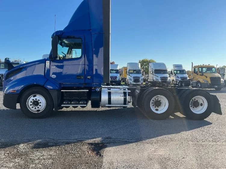 2019 Volvo VNL 300 in Harrisburg, PA — photo 4