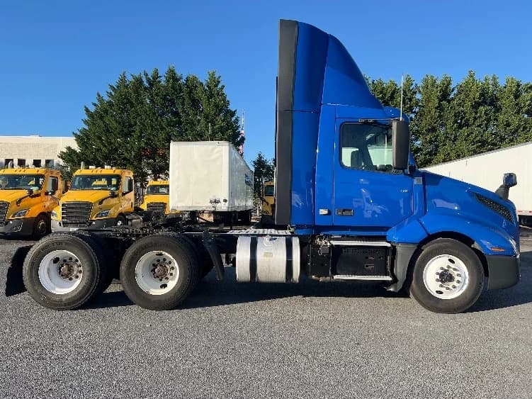 2019 Volvo VNL 300 in Harrisburg, PA — photo 8