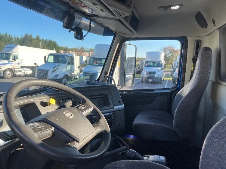 2019 Volvo VNL 300 in Harrisburg, PA — photo 10