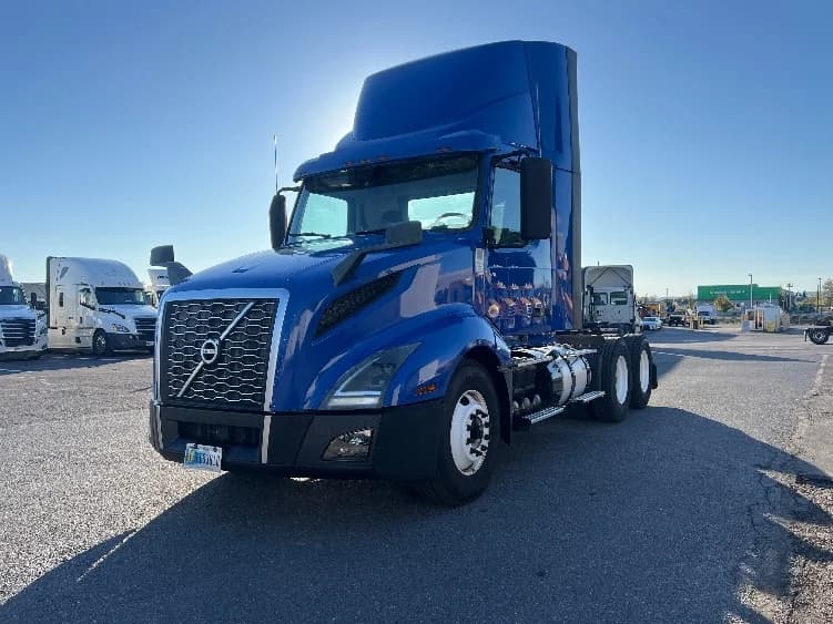 2019 Volvo VNL 300 in Harrisburg, PA — photo 3