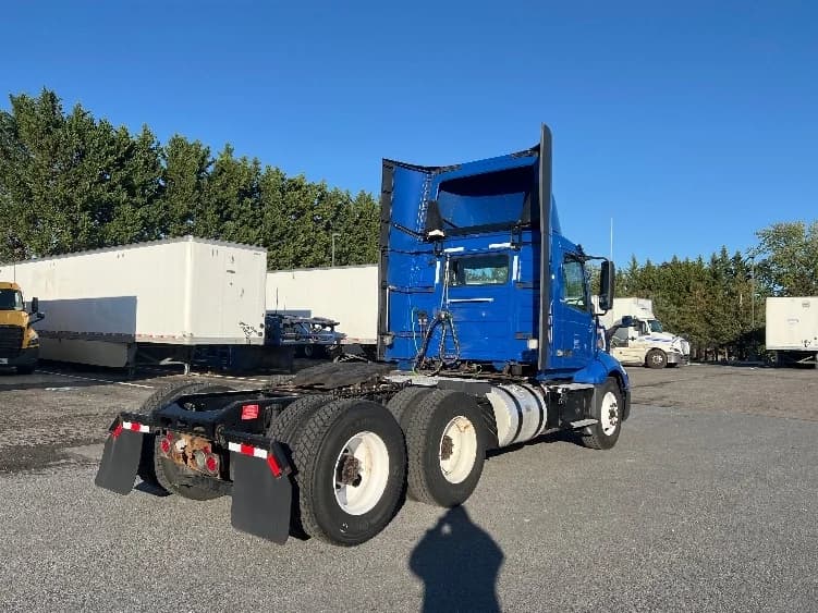 2019 Volvo VNL 300 in Harrisburg, PA — photo 7