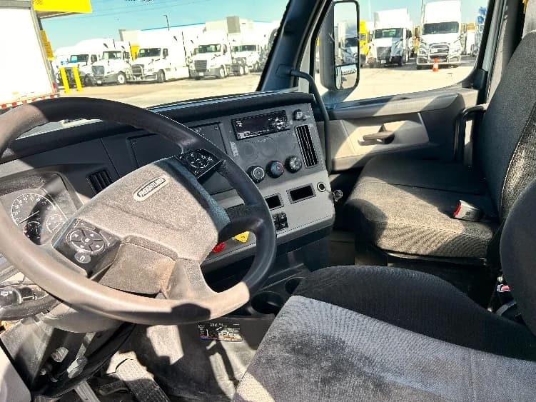 2020 Freightliner Cascadia in Louisville, KY — photo 10