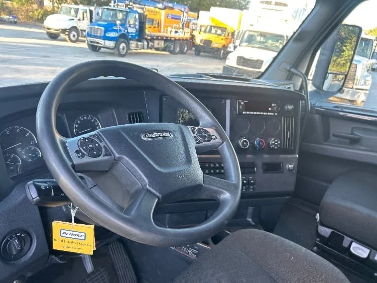 2023 Freightliner Cascadia in Tampa, FL — photo 10