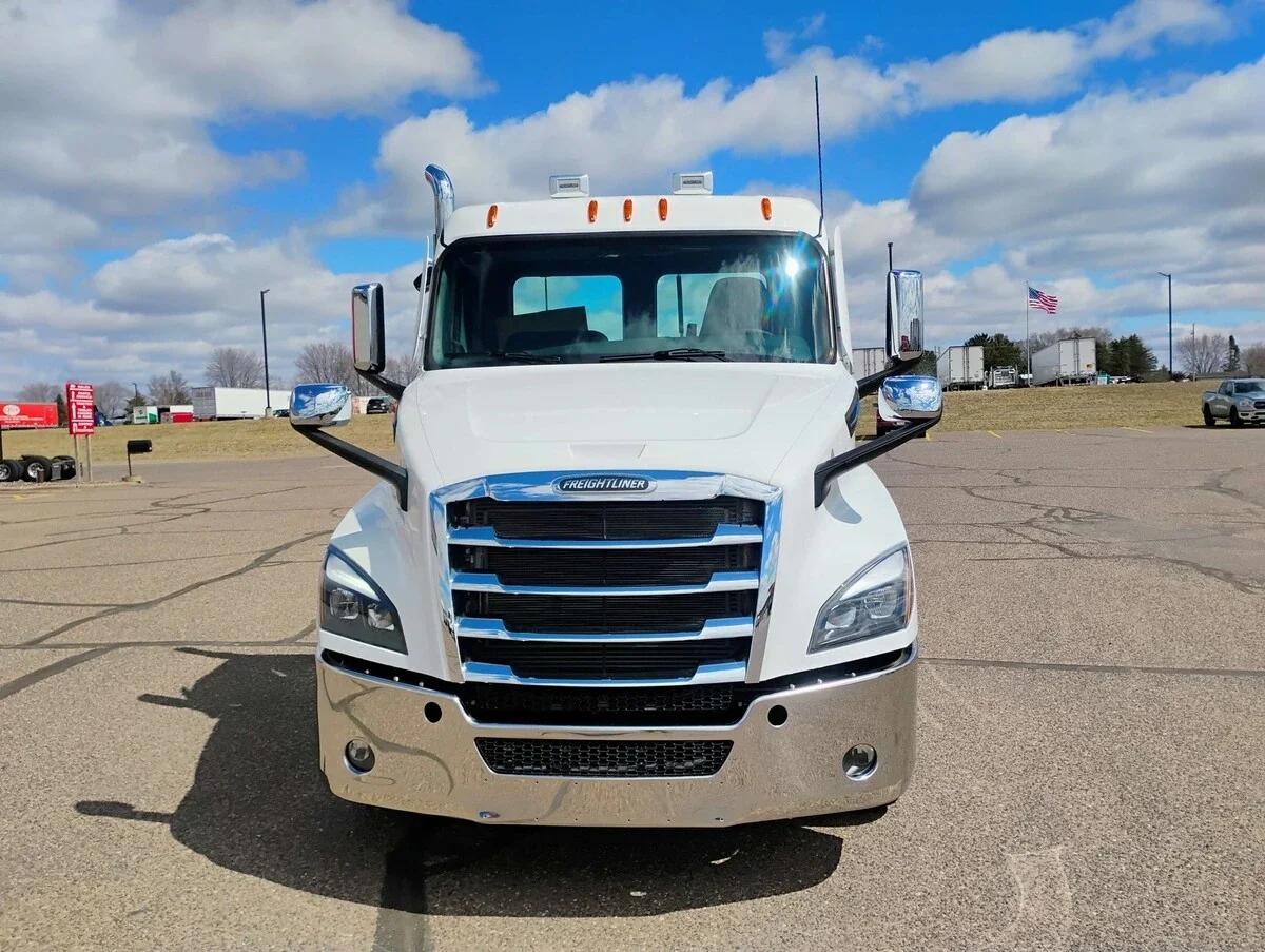 2027 Freightliner Cascadia — photo 2