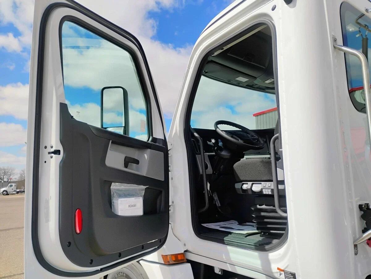 2027 Freightliner Cascadia — photo 11
