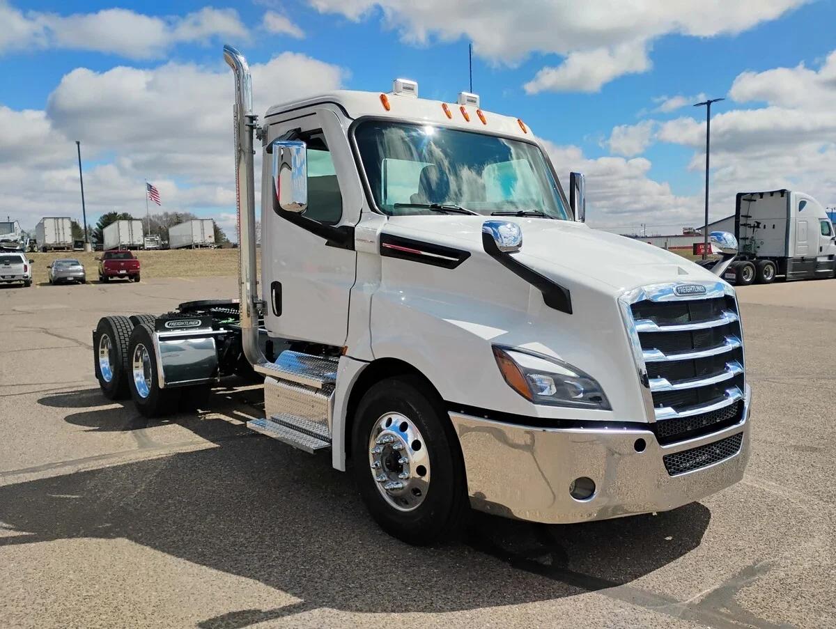 2027 Freightliner Cascadia — photo 3