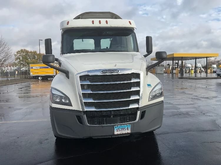 2019 Freightliner Cascadia in Springfield, MA — photo 2