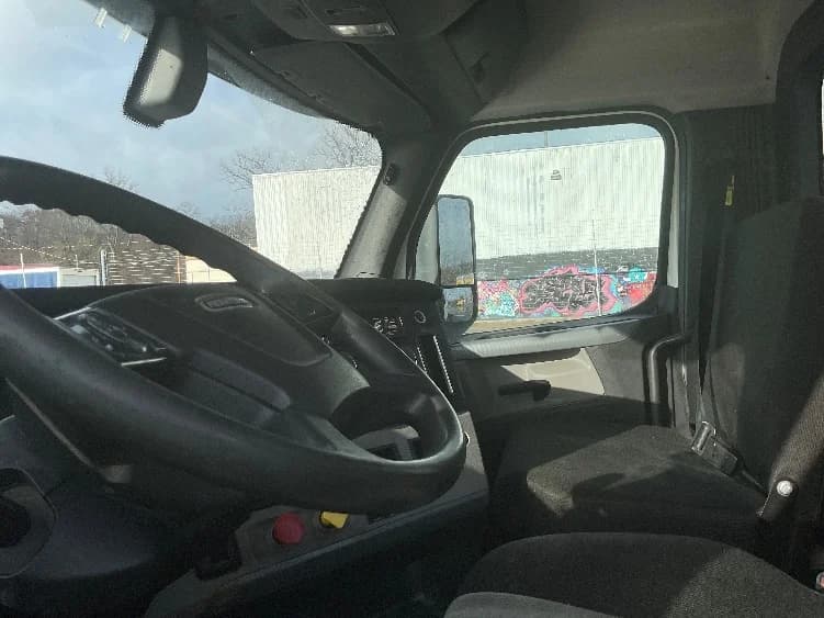 2019 Freightliner Cascadia in Springfield, MA — photo 10