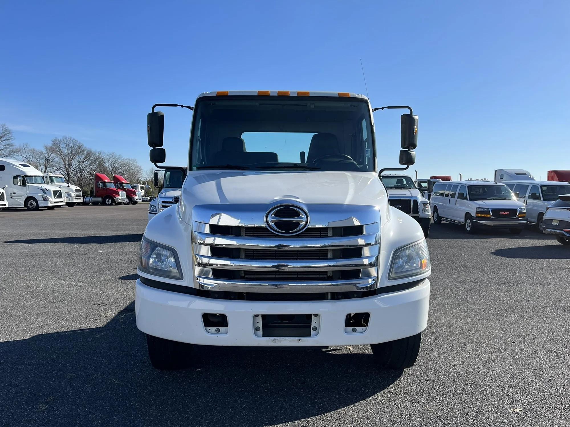 2019 Hino 268 — photo 2
