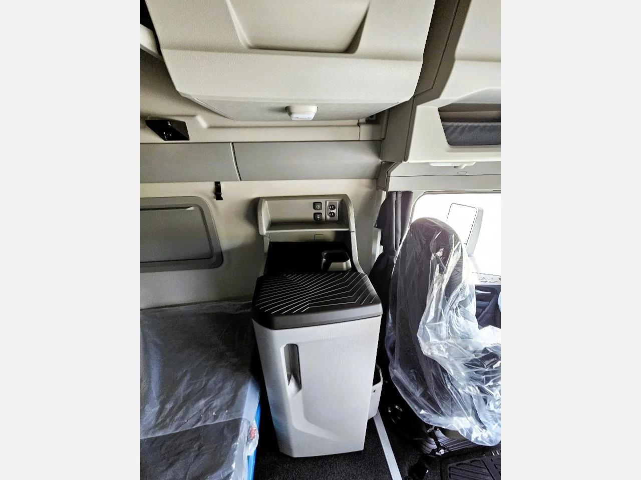 2026 Volvo VNL 860 in Altoona, PA — photo 11