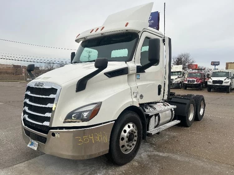 2020 Freightliner Cascadia in Allen Park, MI — photo 3