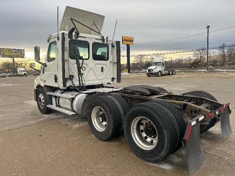 2020 Freightliner Cascadia in Allen Park, MI — photo 5