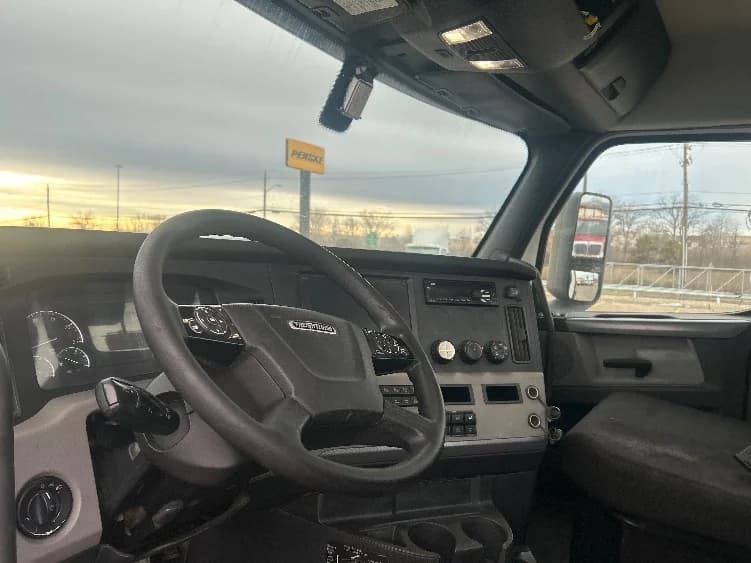 2020 Freightliner Cascadia in Allen Park, MI — photo 10
