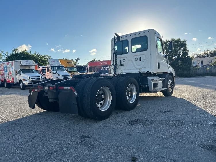2021 Freightliner Cascadia in Medley, FL — photo 7