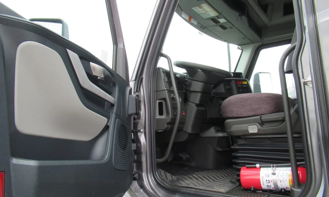 2027 Volvo VNL 860 in Buffalo, NY — photo 8