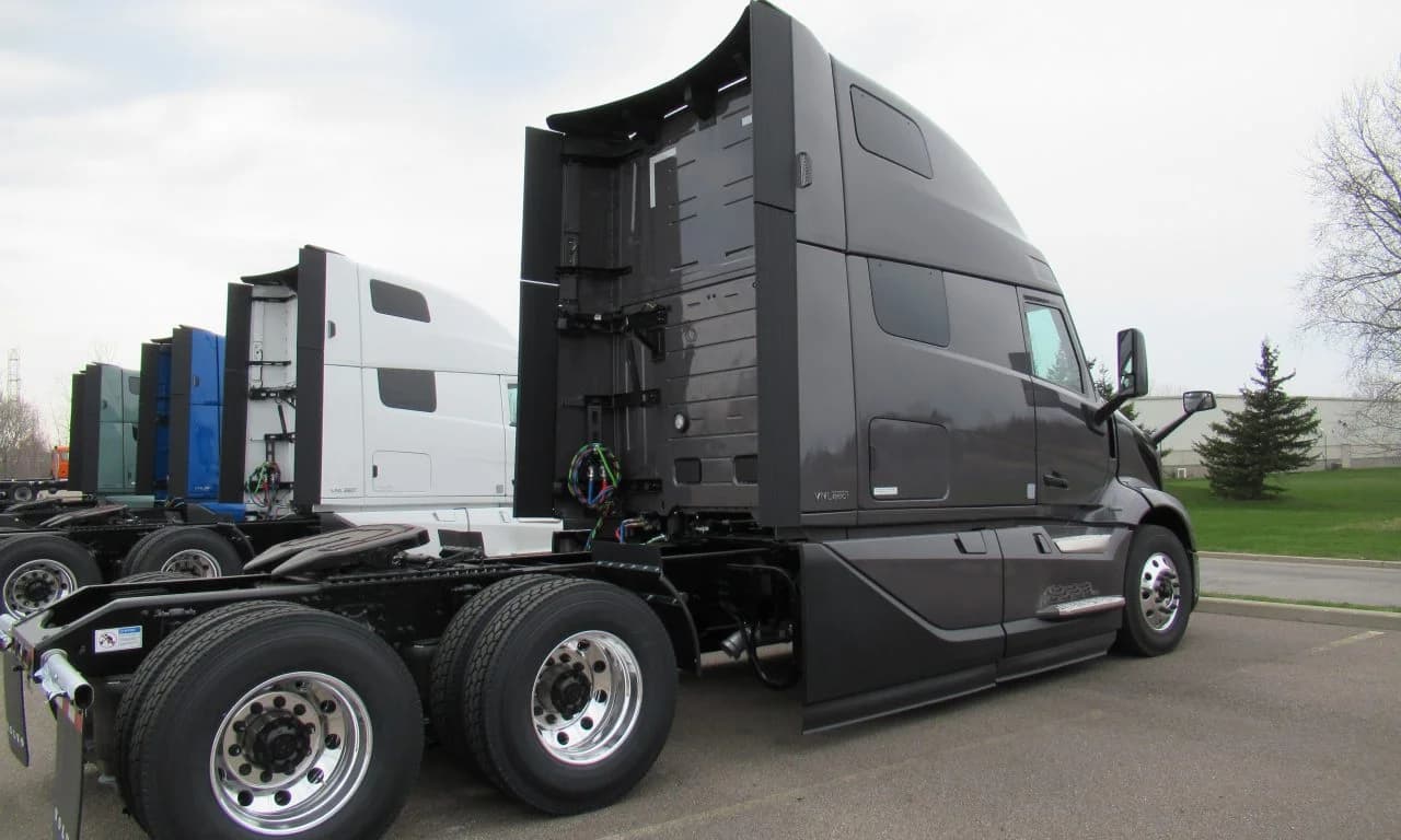 2027 Volvo VNL 860 in Buffalo, NY — photo 3