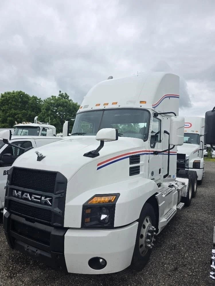 2020 Mack Anthem — photo 4